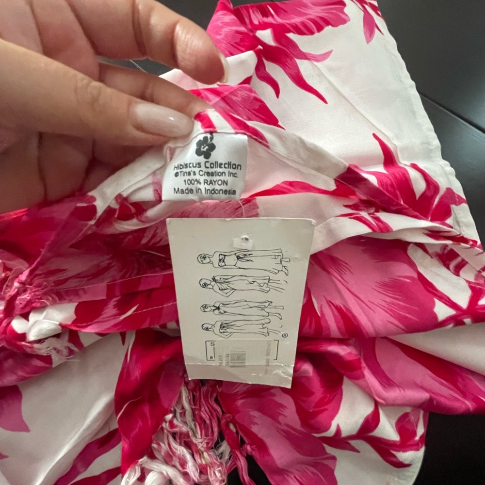 Floral Pink and White sarong hawaiin - Picture 2 of 4